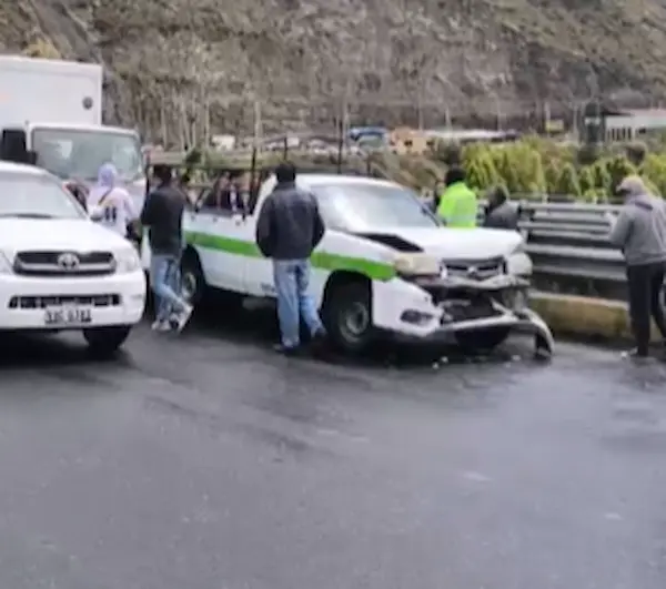 Segundo choque entre una camioneta y tres vehículos particulares.
