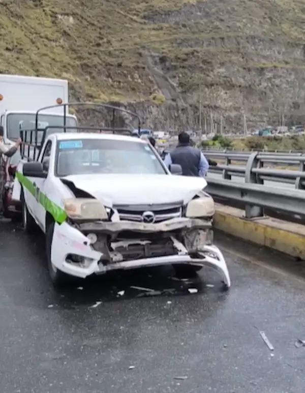 Caos en el Paso Lateral de Ambato por doble siniestro vial