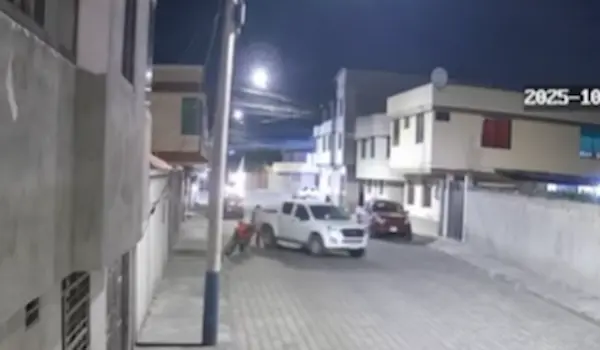 Video | 3 delincuentes roban una camioneta en Riobamba