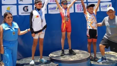 Paul Macas en el podio del Triatlón Nacional.