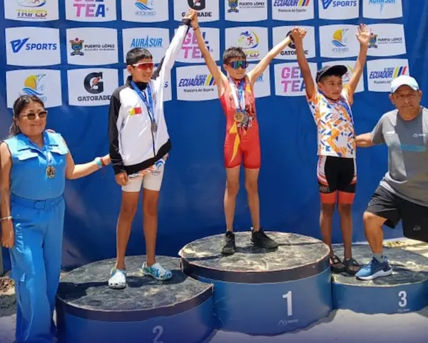 Paul Macas en el podio del Triatlón Nacional.