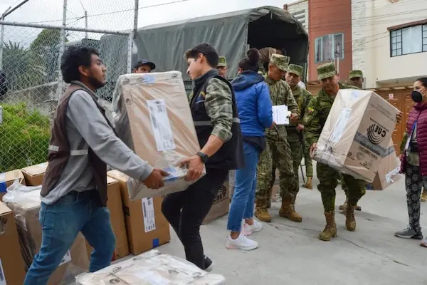 Consulta Popular 2025: CNE Chimborazo asegura kits electorales