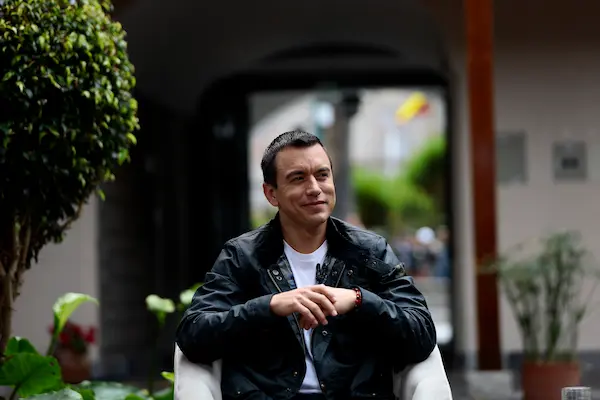 Daniel Noboa adelanta el décimo tercer sueldo al sector público y reduce el IVA al 8 % 