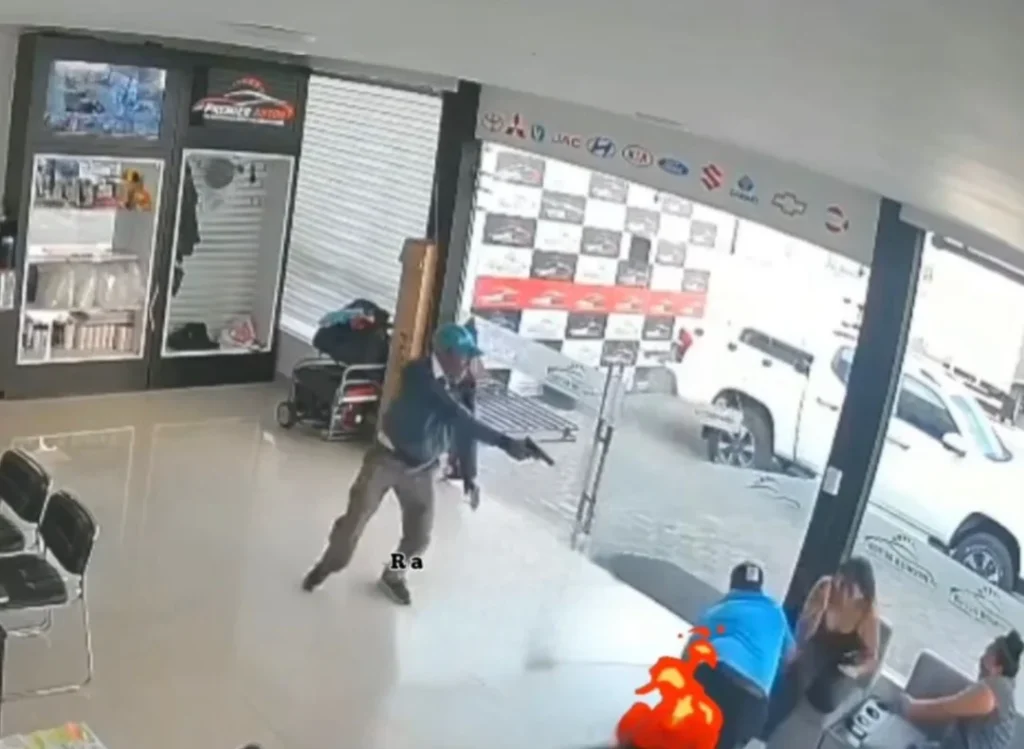 Delincuente armado roba más de USD 15000 a hombre en Ambato.