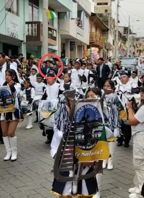 Desfile cívico estudiantil de Pallatanga. En el círculo Juan Enrique T el 13 de mayo 2025.