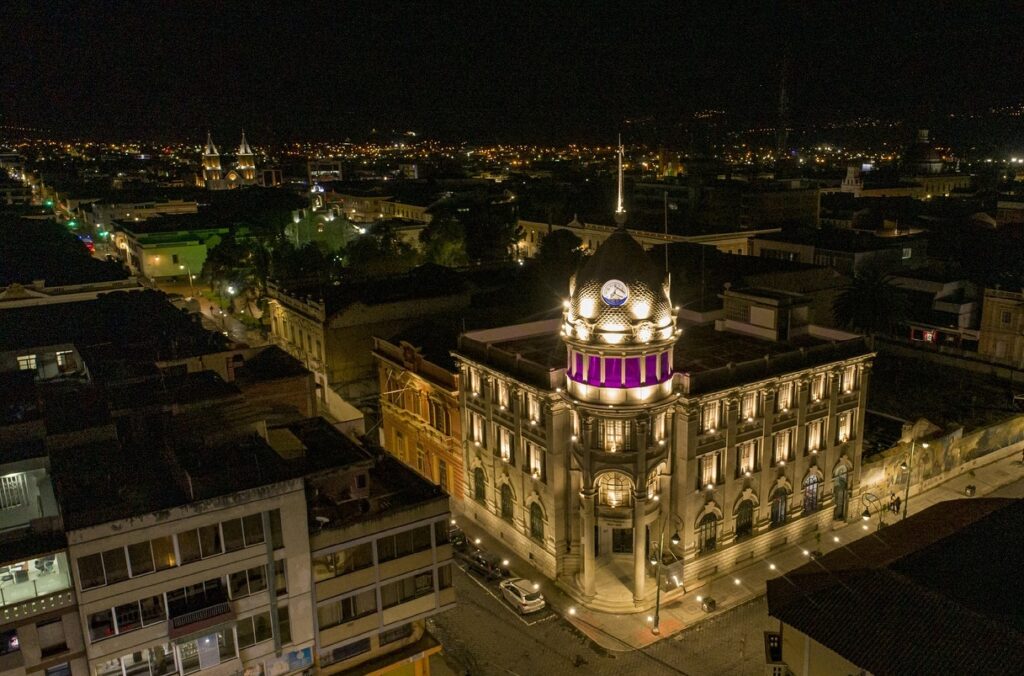 EDIFICIO DEL CORREO ILUMINADO
