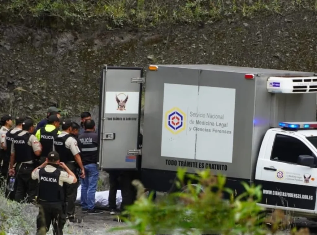 Encuentran 3 cuerpos sin vida en una quebrada de Pelileo.