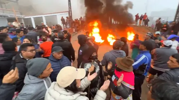 Enfrentamientos por reapertura de vías en Alausí