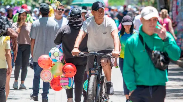 Entre bonos y feriados: el corto aliento de la reactivación económica en Ecuador