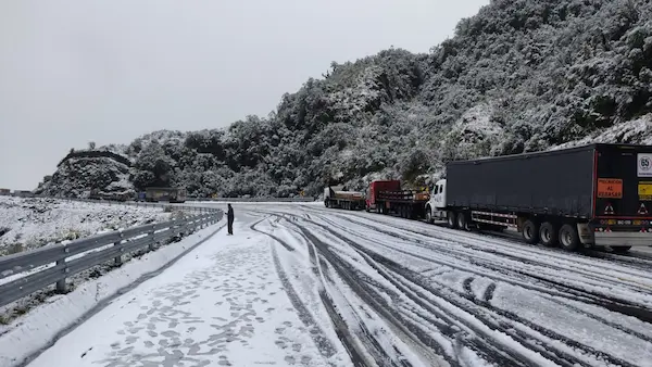 Nevada intensa paraliza la ruta Baeza–Quito en Papallacta