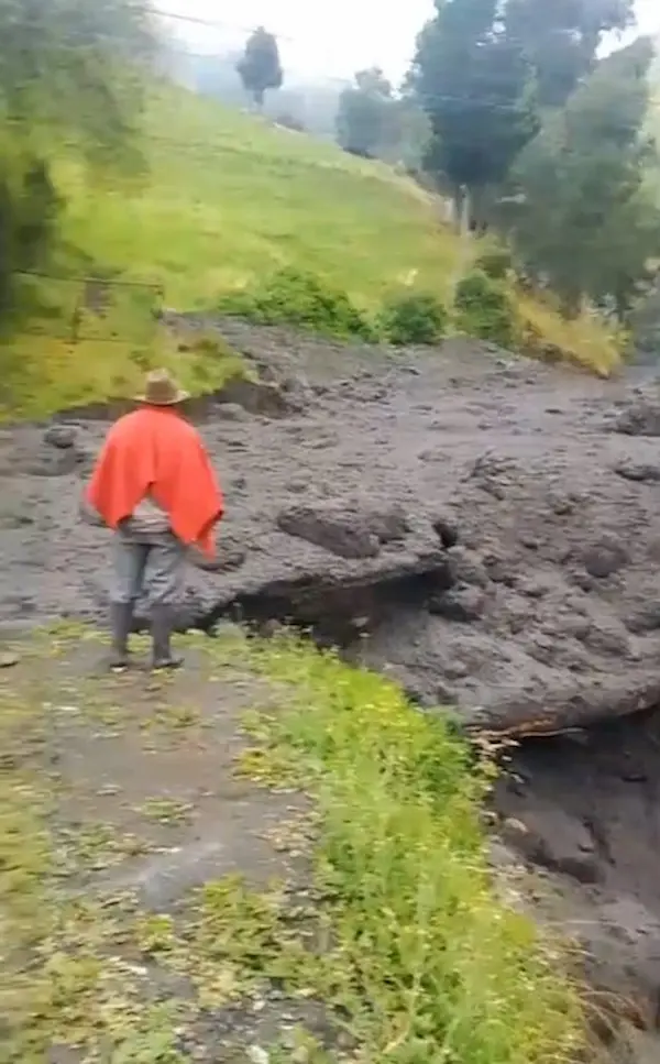 Vía Riobamba – Guamote – Macas cerrada por deslizamiento en Chimborazo