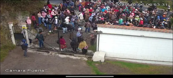 Manifestantes fuera de las florícolas 