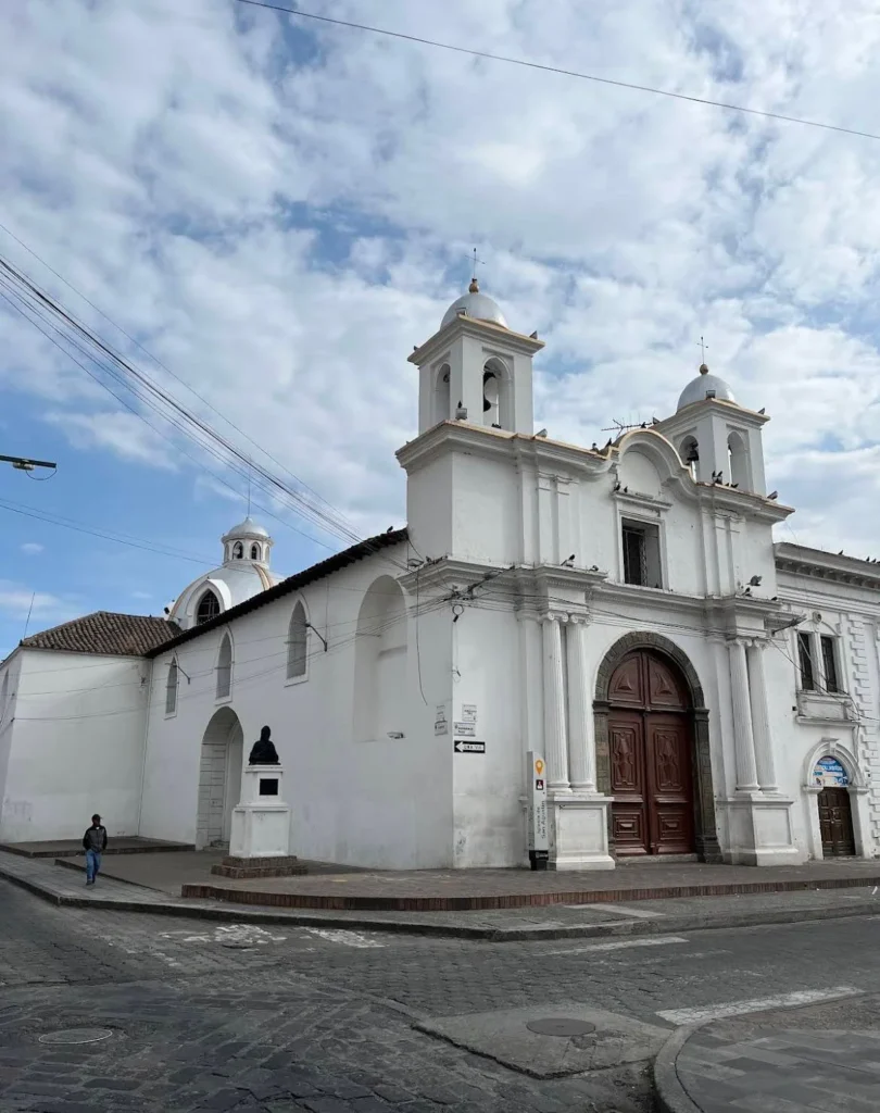 Iglesia de San Agustín en Latacunga con daños estructurales.