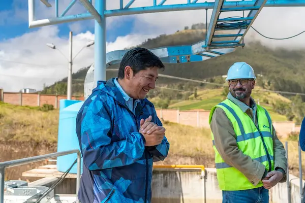 John Vinueza junto a Nelson Muñoz en una reciente visita a Maguazo Alao.