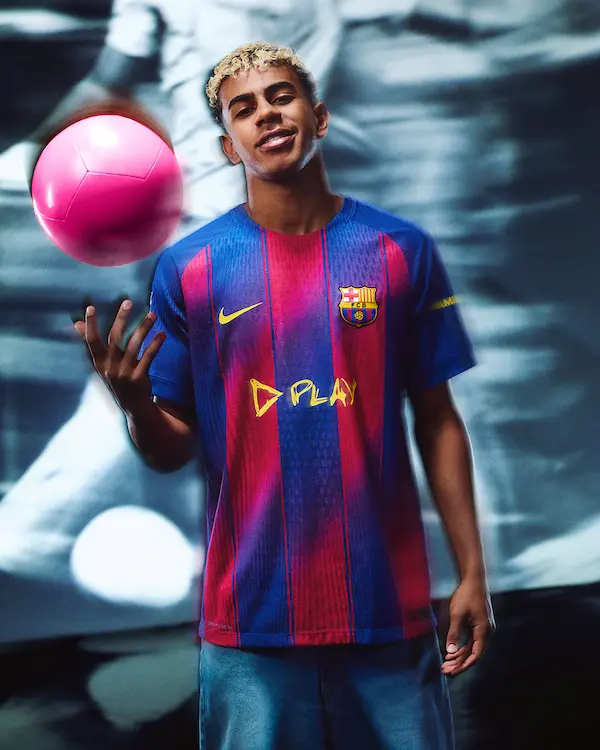 Lamine Yamal portando la colaboración entre el FC Barcelona y Ed Sheeran.