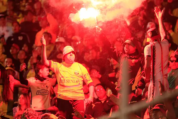 Liga de Quito y Barcelona anuncian hinchadas visitantes.