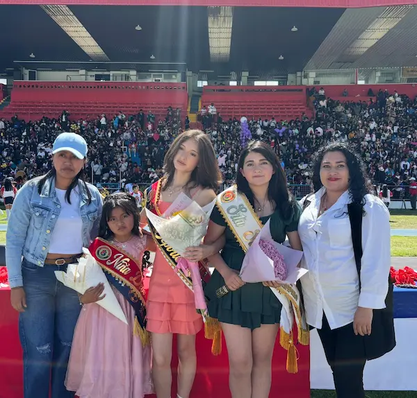 Madrinas de la Unidad Educativa Riobamba.