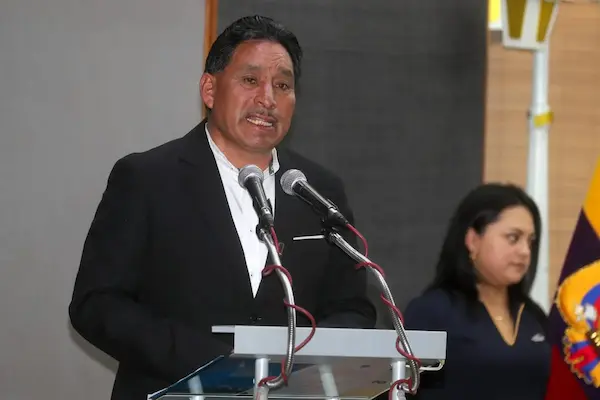 Ministerio de Trabajo emite certificado a favor de Prefecto de Chimborazo