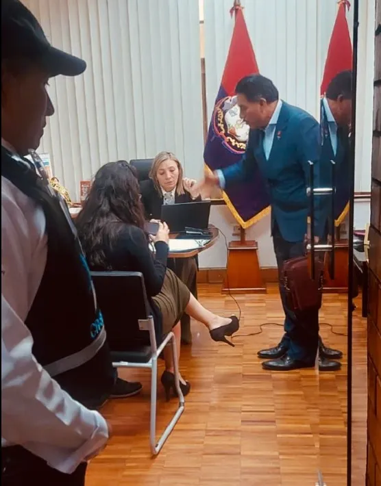 Momento en el que Hermel Tayupanda ingresa de forma abrupta a la oficina de Mónica Loza, prefecta s de Chimborazo.