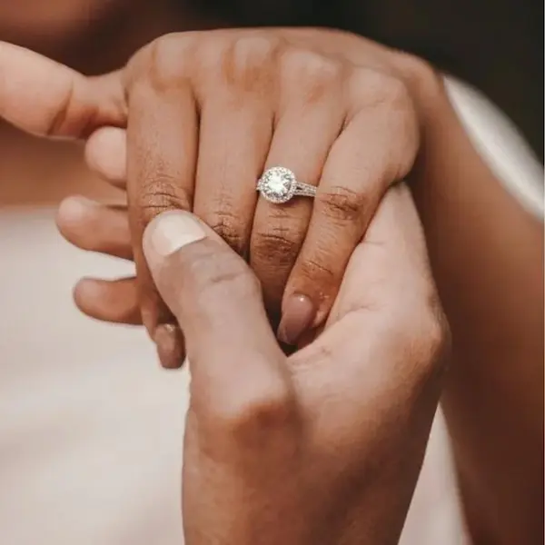 Mujer halla anillo de compromiso en un postre que no era para ella