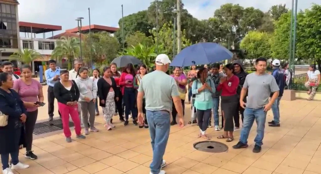 Padres exigen construcción de aulas en escuela de Sucúa.