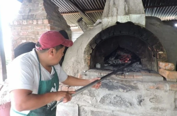 Pan en horno de leña en Nizag conserva el sabor y la cultura