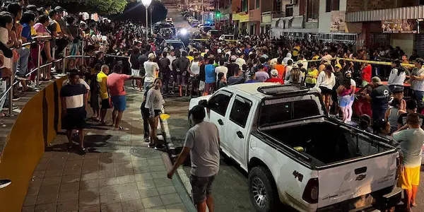 Decenas de personas se acercaron a ver el procedimiento uniformado.