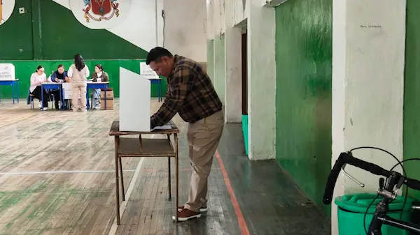 Propaganda digital sin control: el vacío que amenaza la transparencia electoral en Ecuador