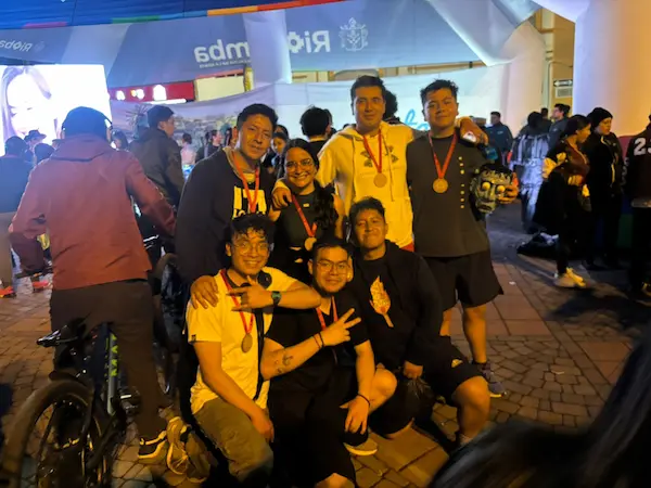 Los participantes recibieron medallas y colada morada.