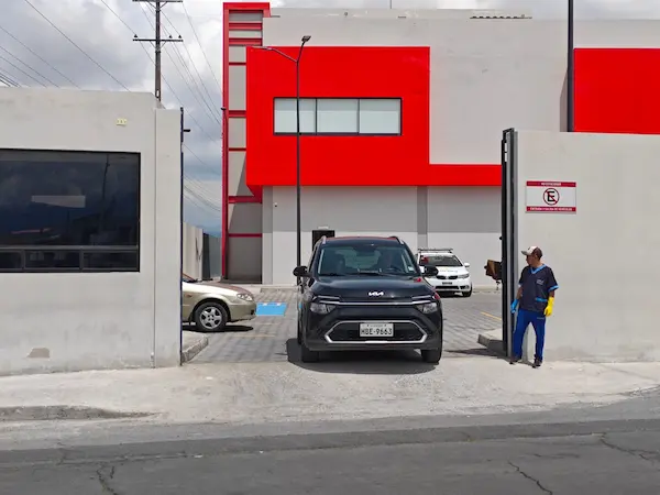 Salida del cuerpo de Alex Z. victima de un presunto sicariato en una discoteca de Riobamba.