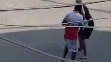 Hombre sin manos derrota a su rival en pelea callejera