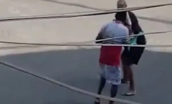 Hombre sin manos derrota a su rival en pelea callejera