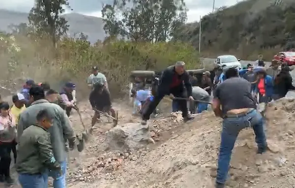 Ciudadanos retirando escombros