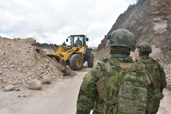 Ejército Ecuatoriano despeja escombros de la vía Riobamba – Cuenca