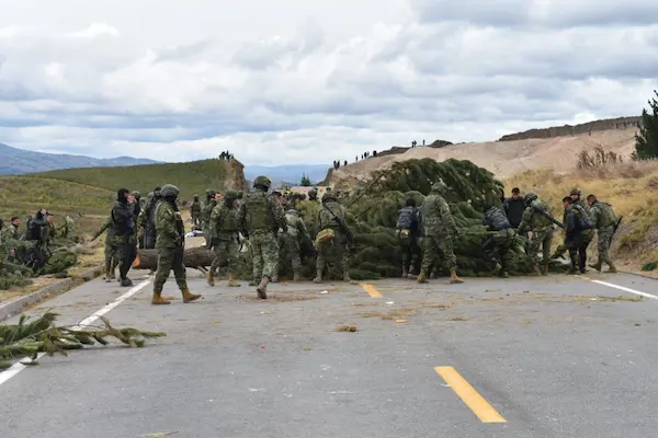 Ejército Ecuatoriano despeja escombros en la vía E35 Riobamba – Cuenca