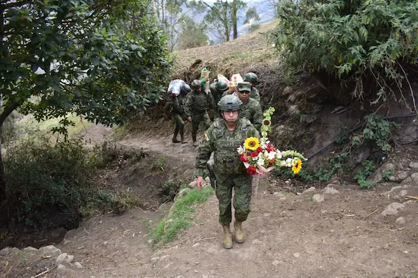 Brigada ayuda a familia en Achupallas