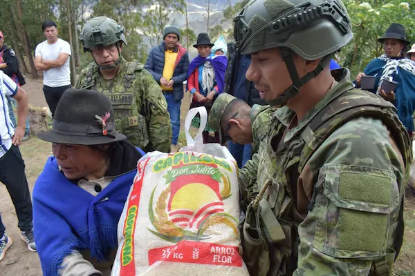 Ejército lleva esperanza a familia afectada por deslizamiento en Alausí