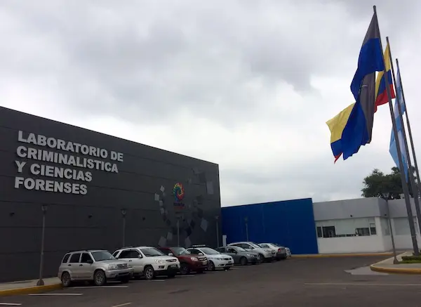 Los restos humanos de la infortunada mujer fueron trasladados al Laboratorio de Criminalística y Ciencias Forenses para determinar las causas basales de la muerte, y encontrar indicios que determinen culpabilidad