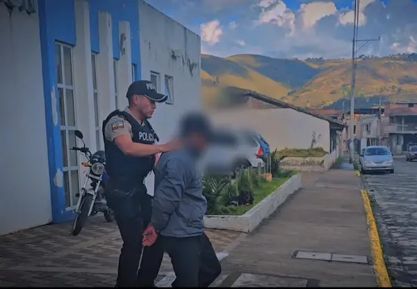 Hombre detenido por abuso sexual en bus público en Colta