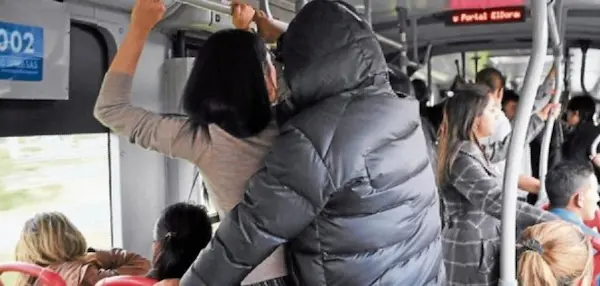 De manera lamentable, el acoso sexual es muy común en las unidades de servicio público, sino que la mayoría de gente no lo denuncia
