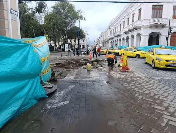 Trabajos de alcantarillado en Riobamba generan malestar