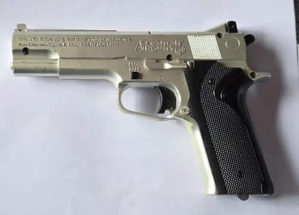 Policía detuvo a un hombre y 2 armas de fuego en Riobamba