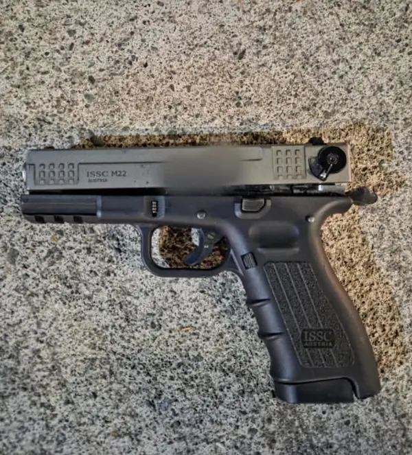 Pistola corredera color plomo con inscripción ISSC M22 Austria DHL