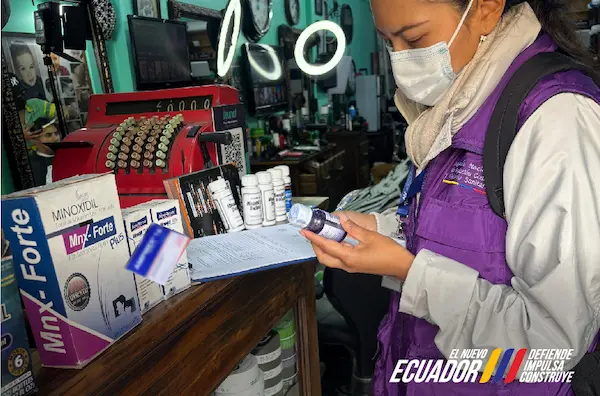 Arcsa clausura barbería en Riobamba por usar productos caducados