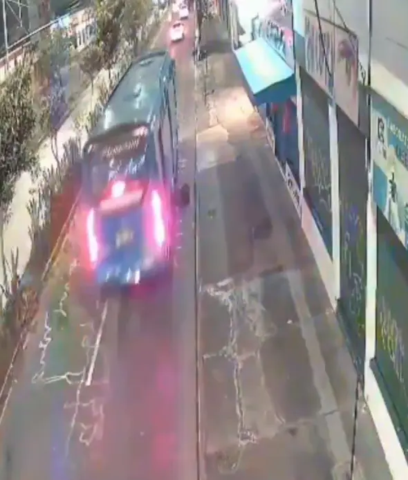 Joven muere arrollado por un bus en la avenida 10 de Agosto