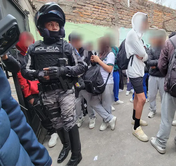 Fiesta clandestina de 50 estudiantes clausurada en Riobamba