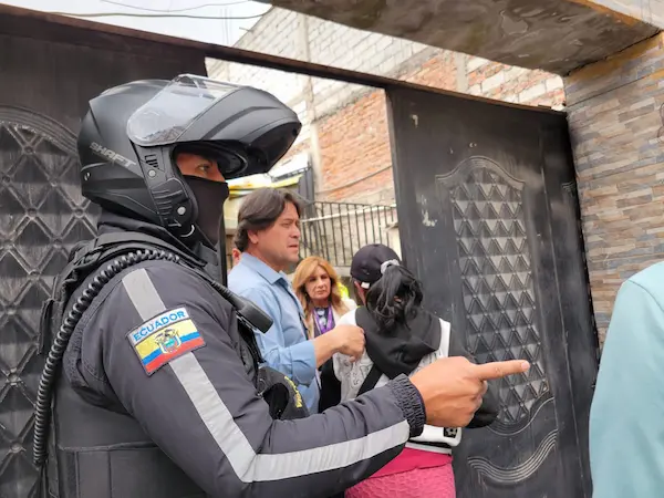 El intendente Marcelo Mancheno y la comisaria Jeanneth Maza, apoyados en la Dinapen y la Policía Nacional, ejecutaron el operativo