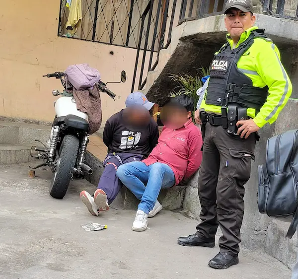 Esposados y custodiados, los presuntos organizadores de la caída