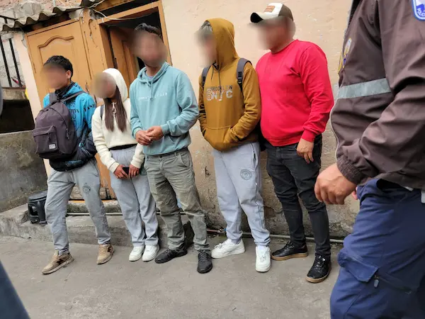 Adultos que 'departían' con los estudiantes secundarios
