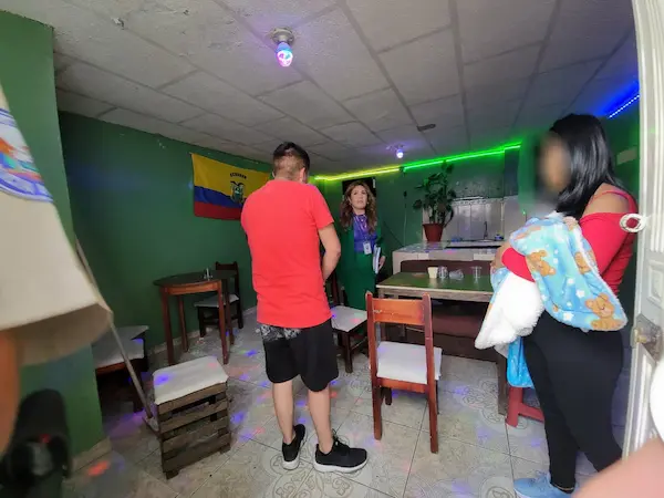 La comisaria nacional Jeannet Maza habla con el detenido, su esposa y su tierno hijo